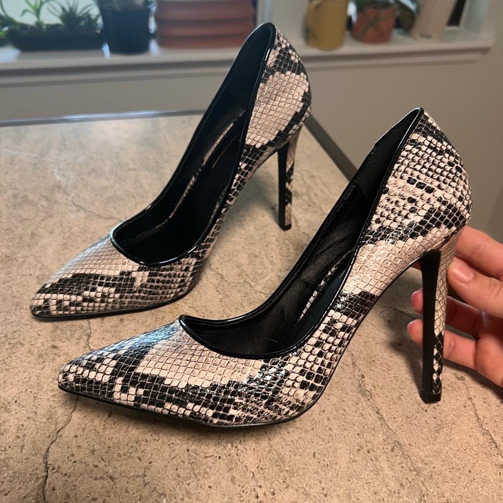 Snakeskin heels size 8! Very great condition!